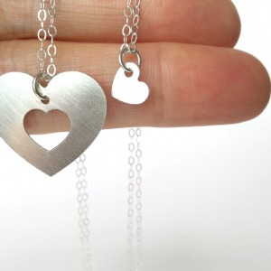 Alternative view of סט שתי שרשראות לב מכסף | מתנה לאמא