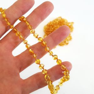 Alternative view of שרשרת ענברים לתינוק ולילדים - דגם שמש - ענברים עגולים