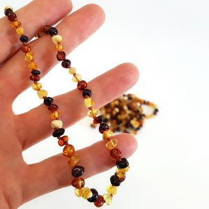 Alternative view of שרשרת ענבר לתינוק - דגם קרמל 4 גוונים - ענברים עגולים