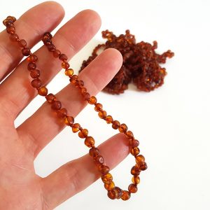 Alternative view of שרשרת ענבר לתינוקות - דגם דבש - RAW (מט) - ענברים עגולים