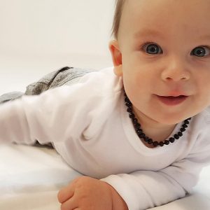 Alternative view of שרשרת ענברים לתינוקות וילדים - דגם דובדבן - ענברים עגולים