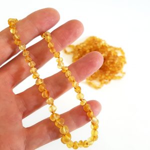 Alternative view of מחרוזת ענברים לתינוקות - דגם שמש RAW (מט) - ענברים עגולים