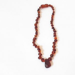 Alternative view of שרשרת ענברים לתינוקות עם תליון ענבר - דגם דבש - ענברים עגולים