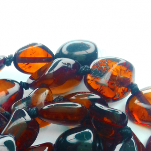 Alternative view of שרשרת ענברים לתינוקות - דגם דובדבן - ענברים אובליים